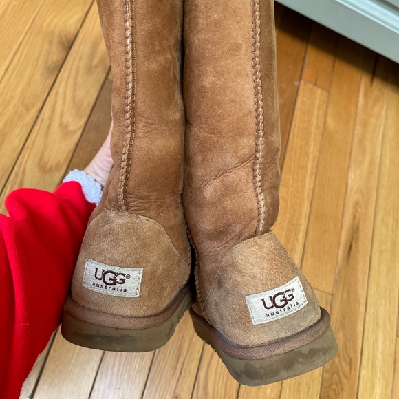 UGG Classic tall boot - size 8 - Picture 4 of 7